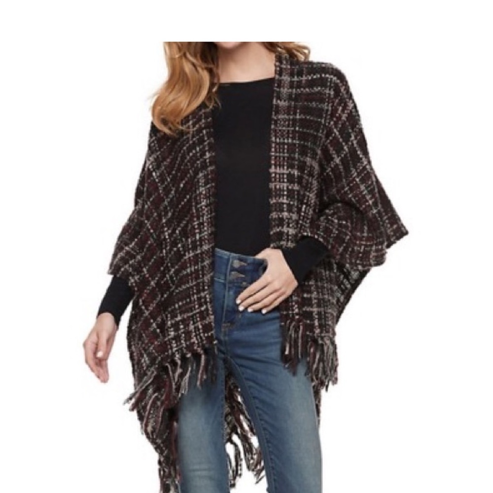 ⭐️ NEW Black Red White Checkered Plaid Poncho Fringe Hem One Size Medium Cozy